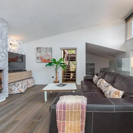 Espectacular En Villa